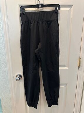 HALARA Black High-Waist Joggers with Elastic Waist
